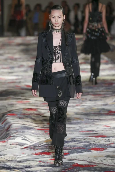 Alexander McQueen diseñado por Sarah Burton show — Foto de Stock