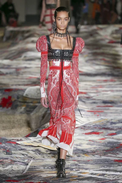Alexander Mcqueen Sarah Burton Haritayı tarafından tasarlanmıştır
