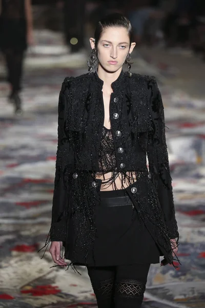 Alexander McQueen diseñado por Sarah Burton show —  Fotos de Stock