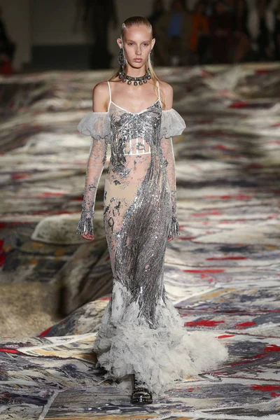 Alexander Mcqueen Sarah Burton Haritayı tarafından tasarlanmıştır