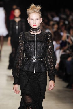  Andrew Gn gösterisi olarak Paris moda haftası