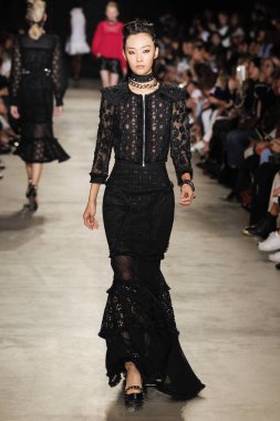  Andrew Gn gösterisi olarak Paris moda haftası