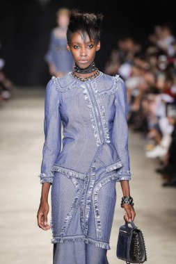  Andrew Gn gösterisi olarak Paris moda haftası