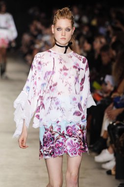  Andrew Gn gösterisi olarak Paris moda haftası