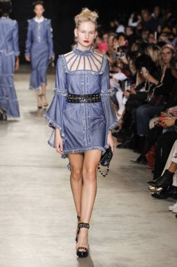  Andrew Gn gösterisi olarak Paris moda haftası