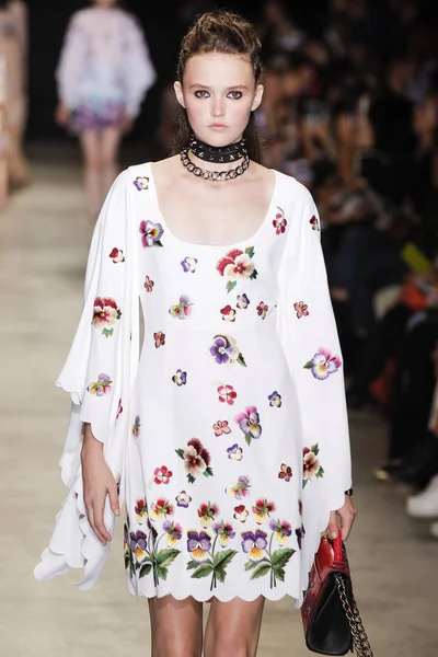  Andrew Gn gösterisi olarak Paris moda haftası