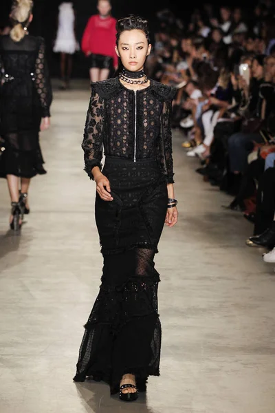 Andrew Gn show som en del av Paris modevecka — Stockfoto