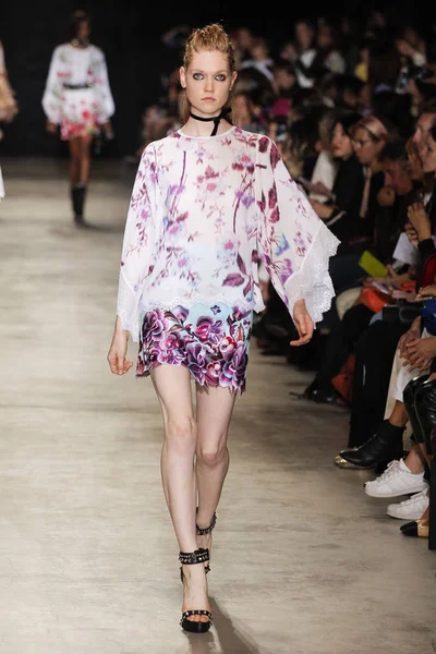  Andrew Gn gösterisi olarak Paris moda haftası