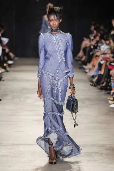  Andrew Gn gösterisi olarak Paris moda haftası