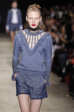  Andrew Gn gösterisi olarak Paris moda haftası
