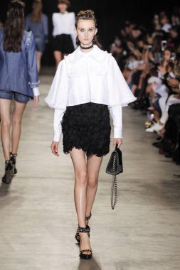  Andrew Gn gösterisi olarak Paris moda haftası