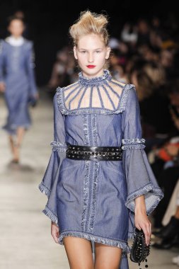  Andrew Gn gösterisi olarak Paris moda haftası