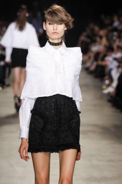  Andrew Gn gösterisi olarak Paris moda haftası