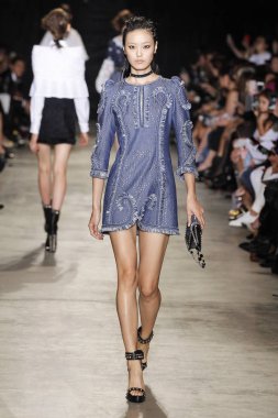  Andrew Gn gösterisi olarak Paris moda haftası