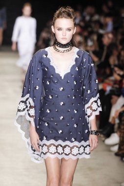  Andrew Gn gösterisi olarak Paris moda haftası