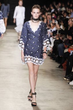  Andrew Gn gösterisi olarak Paris moda haftası