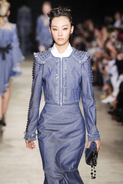  Andrew Gn gösterisi olarak Paris moda haftası