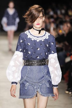  Andrew Gn gösterisi olarak Paris moda haftası