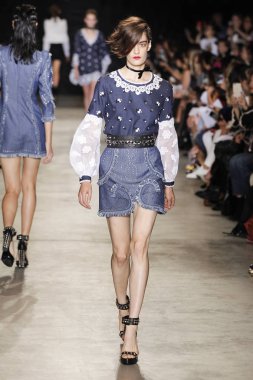  Andrew Gn gösterisi olarak Paris moda haftası