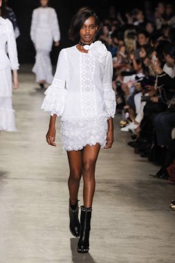  Andrew Gn gösterisi olarak Paris moda haftası