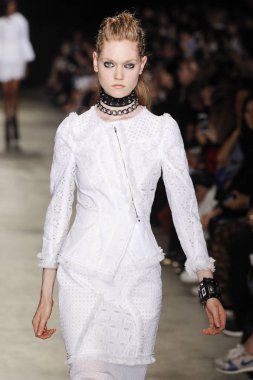  Andrew Gn gösterisi olarak Paris moda haftası