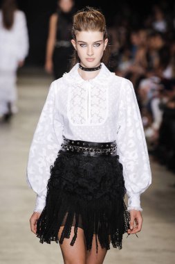  Andrew Gn gösterisi olarak Paris moda haftası