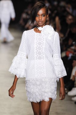  Andrew Gn gösterisi olarak Paris moda haftası