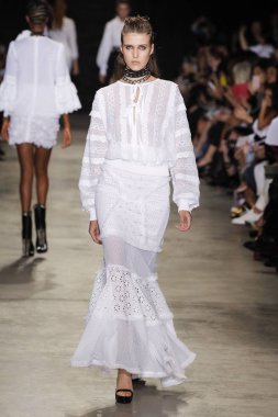  Andrew Gn gösterisi olarak Paris moda haftası