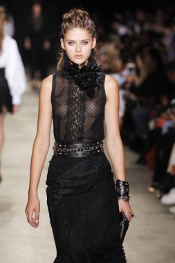  Andrew Gn gösterisi olarak Paris moda haftası