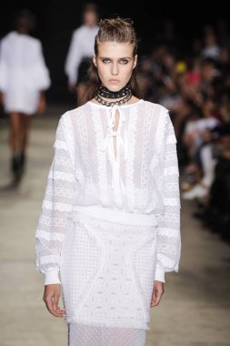  Andrew Gn gösterisi olarak Paris moda haftası