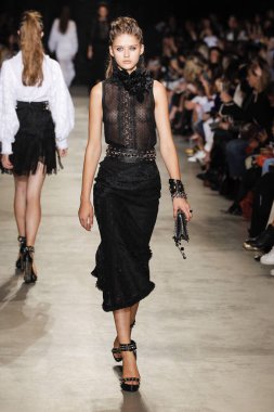  Andrew Gn gösterisi olarak Paris moda haftası