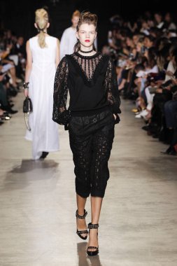  Andrew Gn gösterisi olarak Paris moda haftası