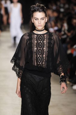  Andrew Gn gösterisi olarak Paris moda haftası