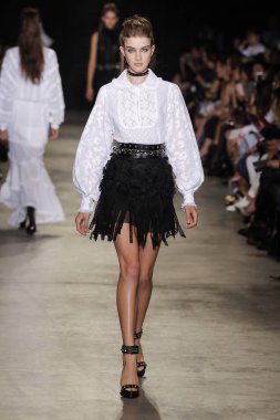 Andrew Gn gösterisi olarak Paris moda haftası