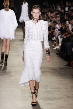  Andrew Gn gösterisi olarak Paris moda haftası