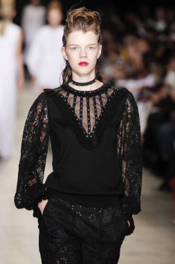  Andrew Gn gösterisi olarak Paris moda haftası