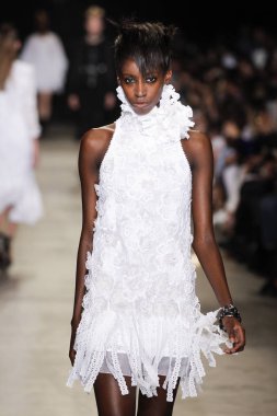  Andrew Gn gösterisi olarak Paris moda haftası