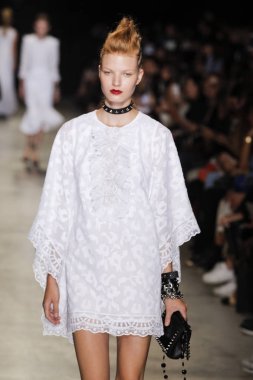  Andrew Gn gösterisi olarak Paris moda haftası