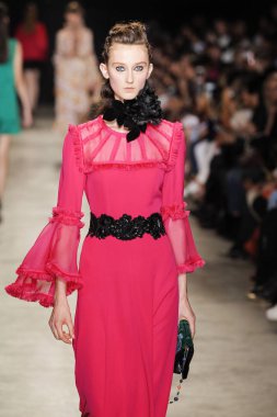  Andrew Gn gösterisi olarak Paris moda haftası