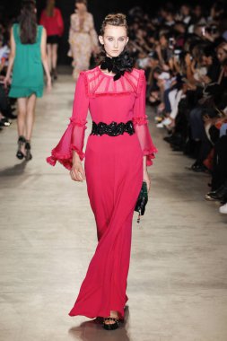  Andrew Gn gösterisi olarak Paris moda haftası