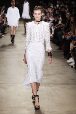  Andrew Gn gösterisi olarak Paris moda haftası