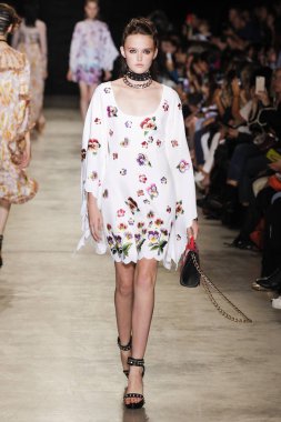  Andrew Gn gösterisi olarak Paris moda haftası