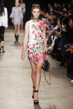  Andrew Gn gösterisi olarak Paris moda haftası