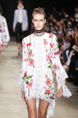  Andrew Gn gösterisi olarak Paris moda haftası