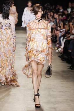  Andrew Gn gösterisi olarak Paris moda haftası