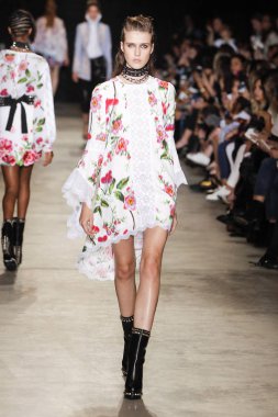  Andrew Gn gösterisi olarak Paris moda haftası