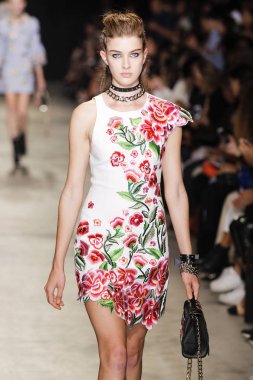  Andrew Gn gösterisi olarak Paris moda haftası
