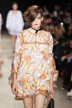  Andrew Gn gösterisi olarak Paris moda haftası