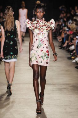  Andrew Gn gösterisi olarak Paris moda haftası