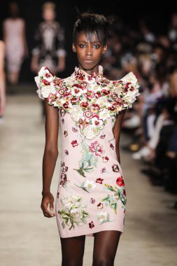  Andrew Gn gösterisi olarak Paris moda haftası